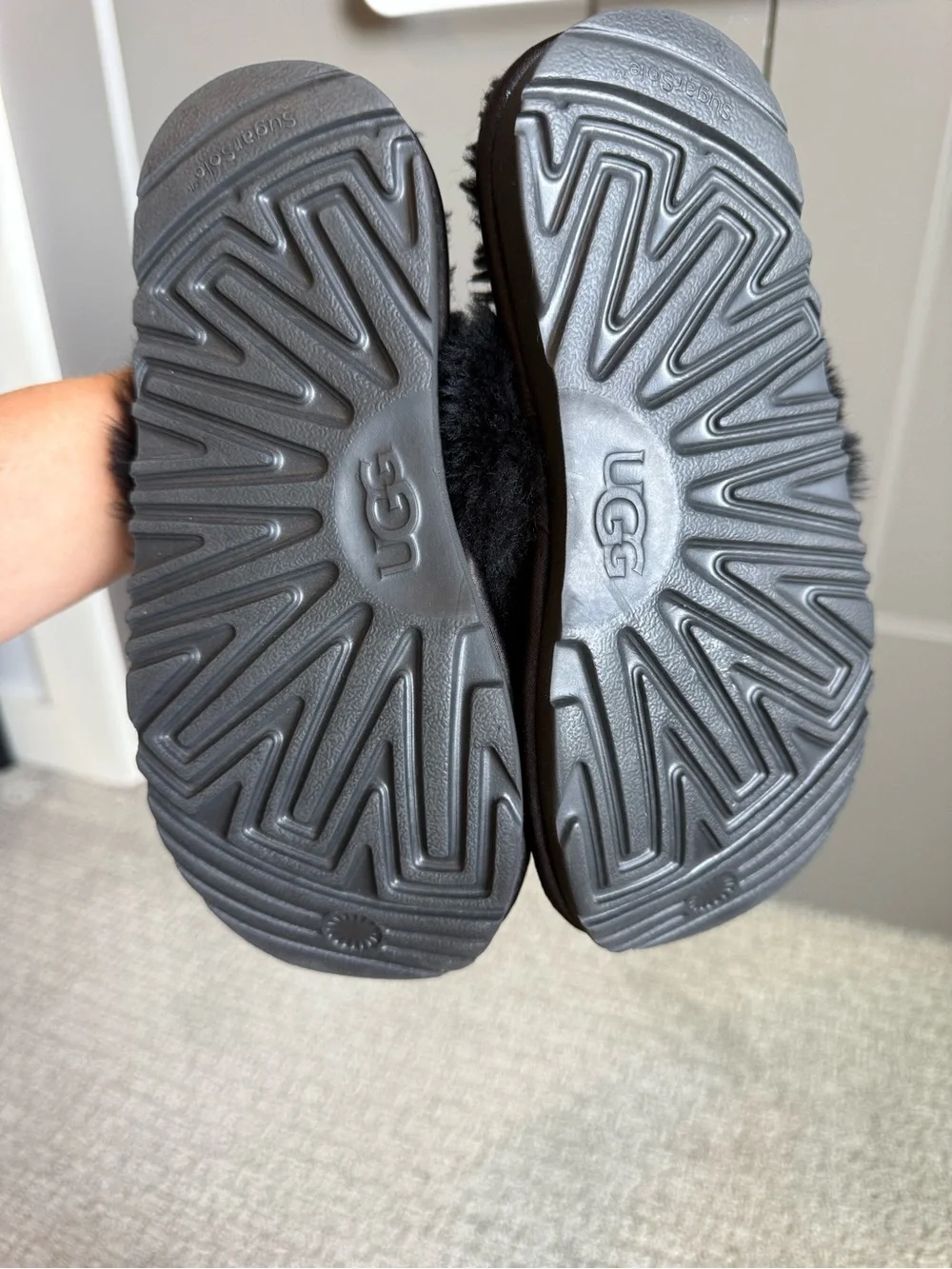 UGG Kids Cozy Slipper Sequin Black Sparkle Fluffy Slide Size 1
